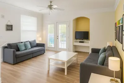 a living room with a couch and a table at Casa p/ 4 · Perto da Disney · Cozinha completa in Kissimmee