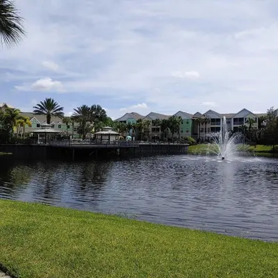 a pond with a fountain in the middle of a resort at Casa p/ 4 · Perto da Disney · Cozinha completa in Kissimmee