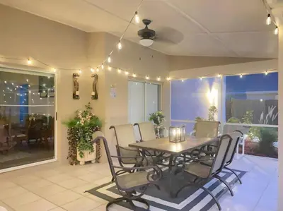a dining room with a table and chairs at Casa a 3 millas de Disney in Kissimmee