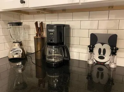 a counter top with a coffee maker and a blender at Casa a 3 millas de Disney in Kissimmee