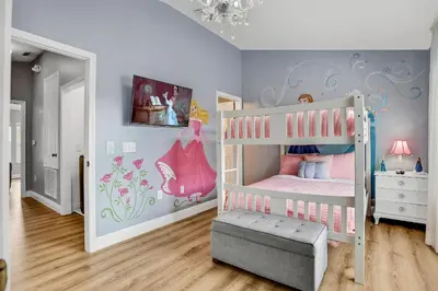 a childs bedroom with a bunk bed with pink at 3Q/3B c/piscina 10min to Disney in Orlando
