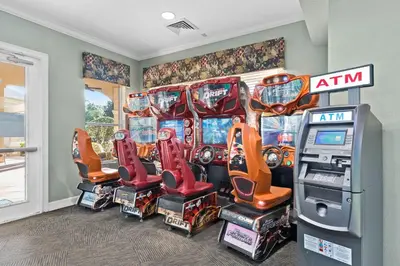 a group of pinball machines in a room at 3Q/3B c/piscina 10min to Disney in Orlando