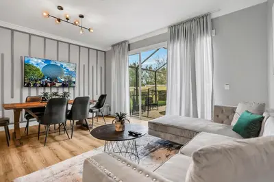 a living room with a couch and a table at 3Q/3B c/piscina 10min to Disney in Orlando