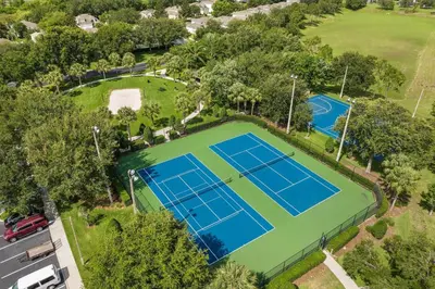 an overhead view of a tennis court at 3Q/3B c/piscina 10min to Disney in Orlando