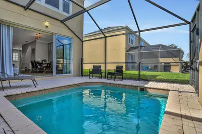 a swimming pool in the backyard of a house at 3Q/3B c/piscina 10min to Disney in Orlando
