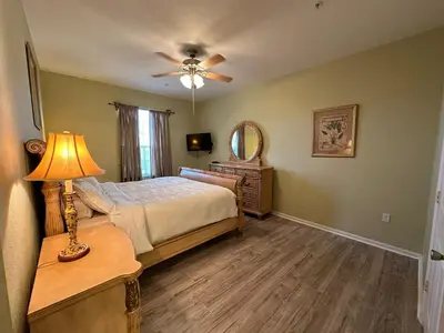 a bedroom with a bed and a ceiling fan at 3Q no Windsor Hills | Perto da Disney + Parque in Orlando