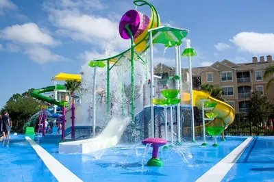 a pool with a water park with a water slide at 3Q no Windsor Hills | Perto da Disney + Parque in Orlando