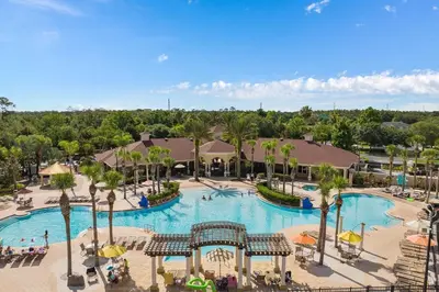 an overhead view of a pool at a resort at 3Q no Windsor Hills | Perto da Disney + Parque in Orlando