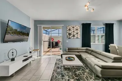 a living room with a couch and a tv at 5Q/4B Storey Lake * c/ Piscina * in Kissimmee