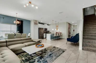 a living room with a couch and a table at 5Q/4B Storey Lake * c/ Piscina * in Kissimmee
