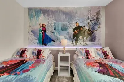 a bedroom with two beds and a painting on the wall at 5Q/4B Storey Lake * c/ Piscina * in Kissimmee