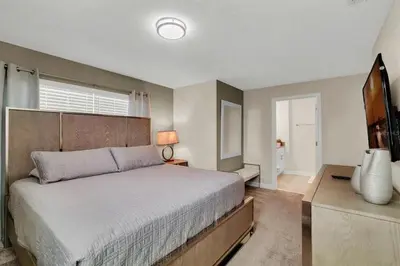 a bedroom with a large bed and a window at 5Q/4B Storey Lake * c/ Piscina * in Kissimmee