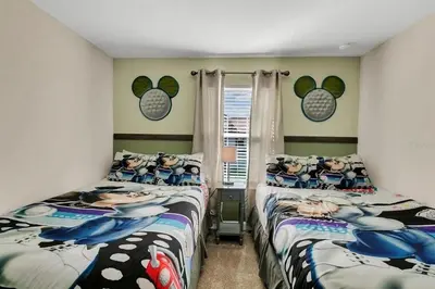 two beds in a room with two beds sidx sidx sidx sidx at 5Q/4B Storey Lake * c/ Piscina * in Kissimmee