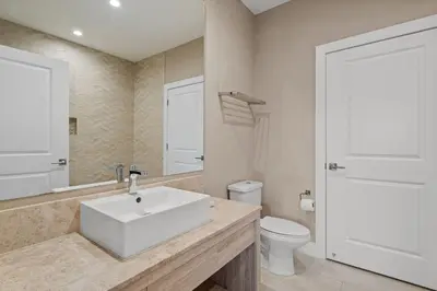 a bathroom with a white sink and a toilet at Casa Luxuosa 4Q e 4.5 Ba Perto da Disney in Orlando