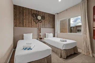 two beds in a room with a window at Casa Luxuosa 4Q e 4.5 Ba Perto da Disney in Orlando