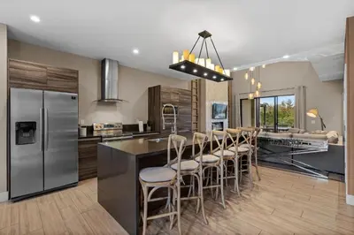 a kitchen with a island with bar stools at Casa Luxuosa 4Q e 4.5 Ba Perto da Disney in Orlando