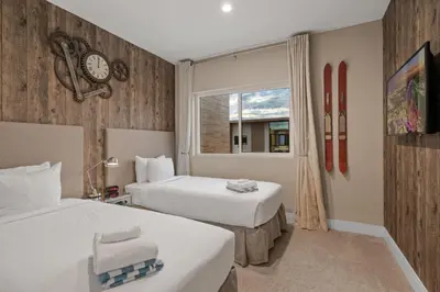 a hotel room with two beds and a window at Casa Luxuosa 4Q e 4.5 Ba Perto da Disney in Orlando
