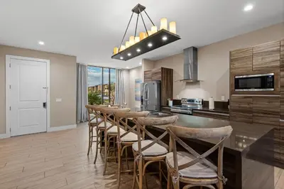 a kitchen with a bar with stools and a counter top at Casa Luxuosa 4Q e 4.5 Ba Perto da Disney in Orlando