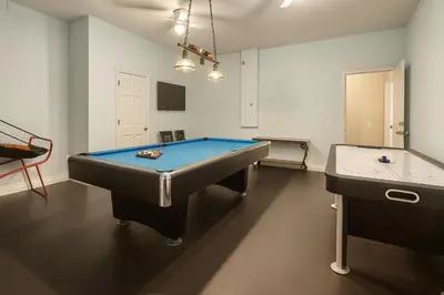 a room with a pool table and two tables at Casa Épica de 6 Quartos | Quarto dos Vingadores + Piscina in Orlando