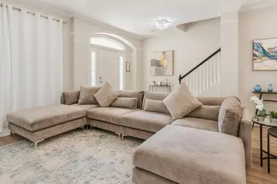 a living room with a couch and a table at Casa Épica de 6 Quartos | Quarto dos Vingadores + Piscina in Orlando