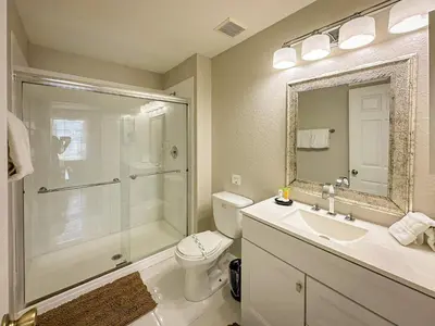 a bathroom with a shower and a toilet and a sink at Casa Épica de 6 Quartos | Quarto dos Vingadores + Piscina in Orlando