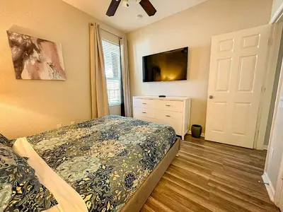 a bedroom with a bed and a dresser and a window at Casa Épica de 6 Quartos | Quarto dos Vingadores + Piscina in Orlando