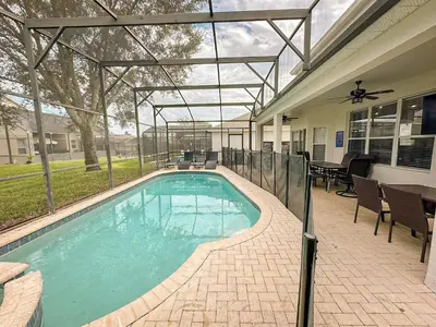 a swimming pool with a patio and a house at Casa Épica de 6 Quartos | Quarto dos Vingadores + Piscina in Orlando
