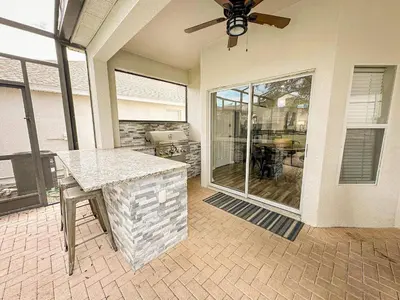 a kitchen with a table and a ceiling fan at Casa Épica de 6 Quartos | Quarto dos Vingadores + Piscina in Orlando