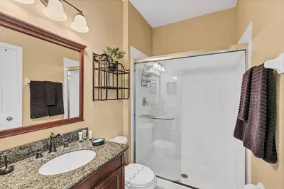 a bathroom with a shower and a sink and a toilet at 2541 - Casa 3 Quartos/3 Banheiros | Piscina Privativa & Resort in Orlando