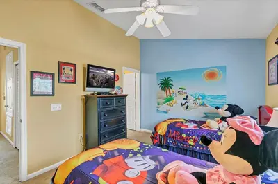 a bedroom with two beds and a ceiling fan at 2541 - Casa 3 Quartos/3 Banheiros | Piscina Privativa & Resort in Orlando