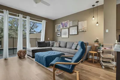 a living room with a couch and a chair at Casa 3Q Windsor Hills, Piscina + Perto da Disney in Orlando
