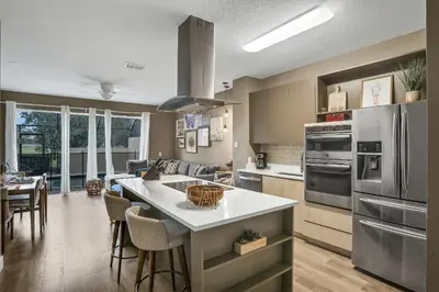 a kitchen with a large island in a kitchen at Casa 3Q Windsor Hills, Piscina + Perto da Disney in Orlando