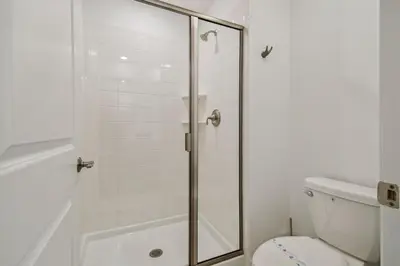a bathroom with a shower and a toilet at Luxuosa Casa 4Q/3B Storey Lake in Kissimmee
