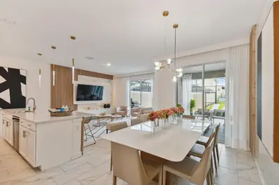 a kitchen and dining room with a table and chairs at Luxuosa Casa 4Q/3B Storey Lake in Kissimmee