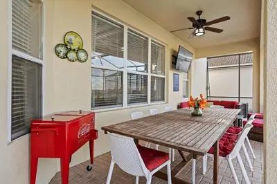 a dining room with a red table and chairs at 6Q/4B | Piscina Privativa | Sala de Jogos Avengers in Orlando