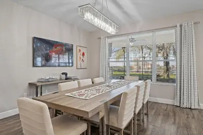 a dining room with a table and chairs at 6Q/4B | Piscina Privativa | Sala de Jogos Avengers in Orlando