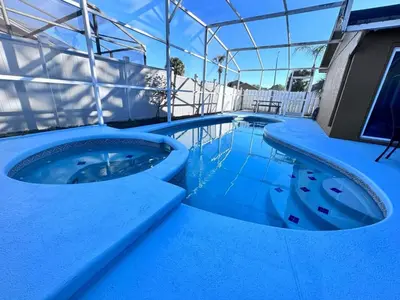 a swimming pool with blue water in a building at 3Q/2B 15 min até a Disney, Piscina, Indian Wells in Kissimmee