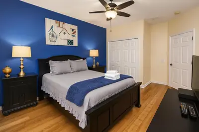 a blue bedroom with a bed and a ceiling fan at 3Q/3.5B Vista Cay Resort - 5 Minutos da Universal in Orlando