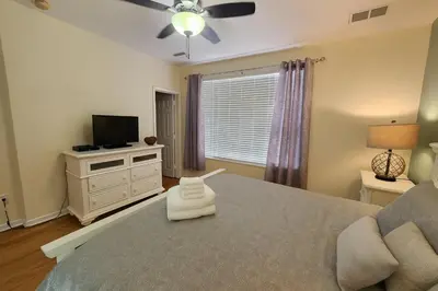 a bedroom with a bed and a television in it at 3Q/3.5B Vista Cay Resort - 5 Minutos da Universal in Orlando