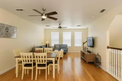 a dining room and living room with a table and chairs at 3Q/3.5B Vista Cay Resort - 5 Minutos da Universal in Orlando