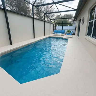 a swimming pool in the middle of a house at 3Q/2B Perto da DISNEY, Piscina Privativa in Kissimmee