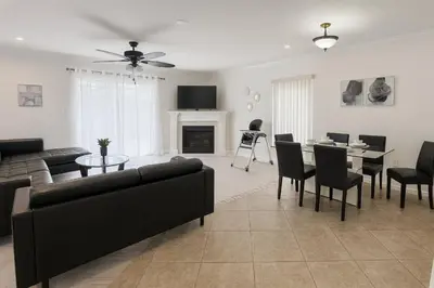 a living room with a couch and a table at 3Q/2B Perto da DISNEY, Piscina Privativa in Kissimmee
