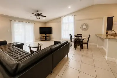 a living room with a couch and a table at 3Q/2B Perto da DISNEY ☆ Piscina Priv. in Kissimmee