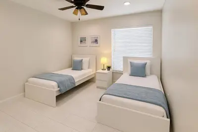 a bedroom with two beds and a ceiling fan at 3Q/2B Perto da DISNEY ☆ Piscina Priv. in Kissimmee