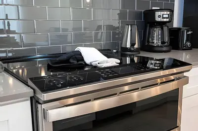 a kitchen with a stove with a towel on it at Villa Smile - 4Q/3B Storey Lake *Casa Luxuosa* in Kissimmee