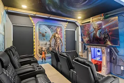a train room with a painting on the wall at Casa 6Q Luxo c/ Piscina, Game Room e Cinema in Orlando