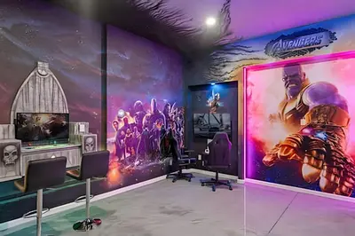 a room with a room with a video game on the wall at Casa 6Q Luxo c/ Piscina, Game Room e Cinema in Orlando