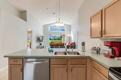 a kitchen with a sink and a counter top at 4Q/2B Seu Refúgio Perto da Disney in Kissimmee