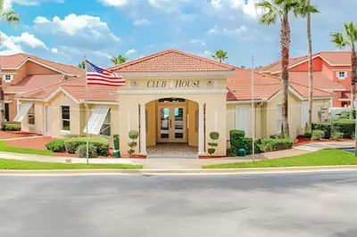 a building with an american flag in front of it at 4Q/2B Seu Refúgio Perto da Disney in Kissimmee