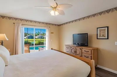 a bedroom with a bed and a flat screen tv at 4Q/2B Seu Refúgio Perto da Disney in Kissimmee